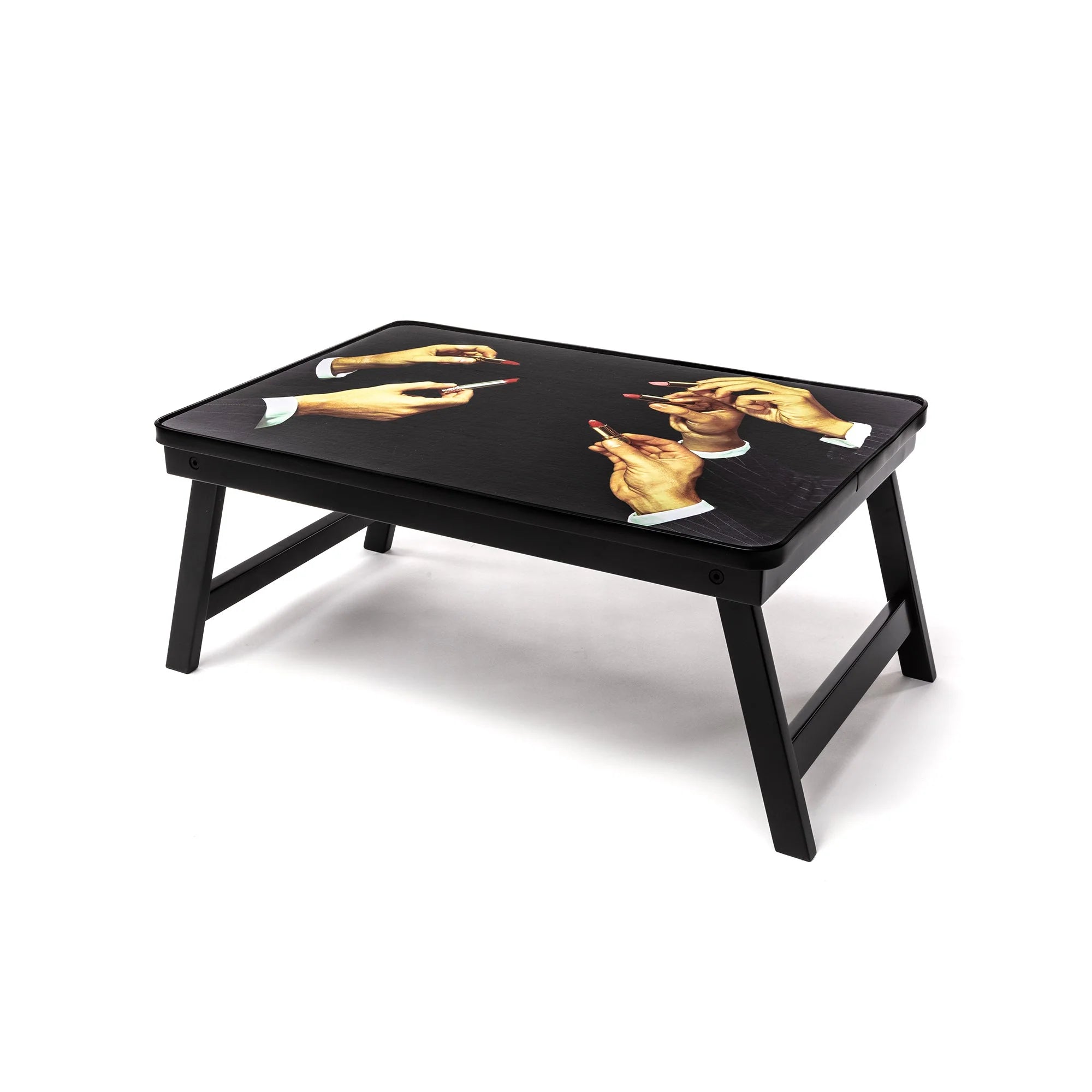 Breakfast in bed or smart working from the sofa? Whether you are in the mood to relax or demonstrate all your productivity, now you will have no more excuses!  Sofa Tray  Size: 56 x 38 x 4,5/25,5 cm